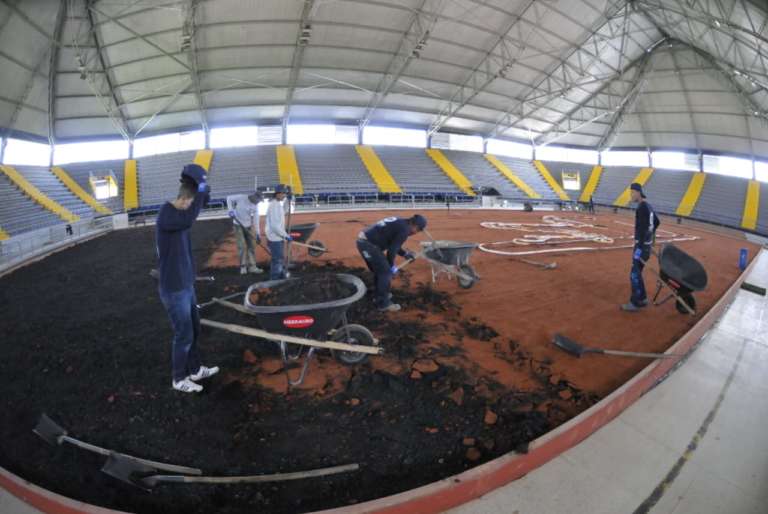 Empieza el desmonte de la cancha de tenis en el Palacio de los Deportes